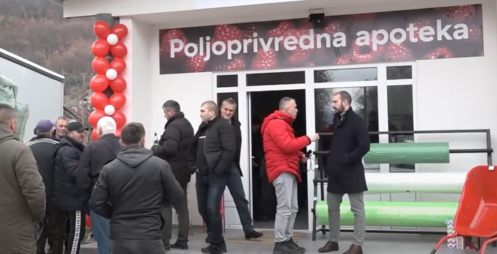 VIC DANA Plavuša ulazi u poljoprivrednu apoteku i kaže...