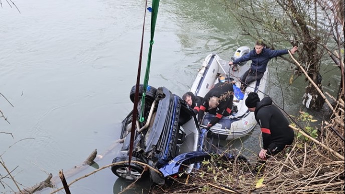 IZ UNE IZVUČENO TIJELO POGINULOG FUDBALERA: Za drugim nastradalim i dalje se traga (FOTO)