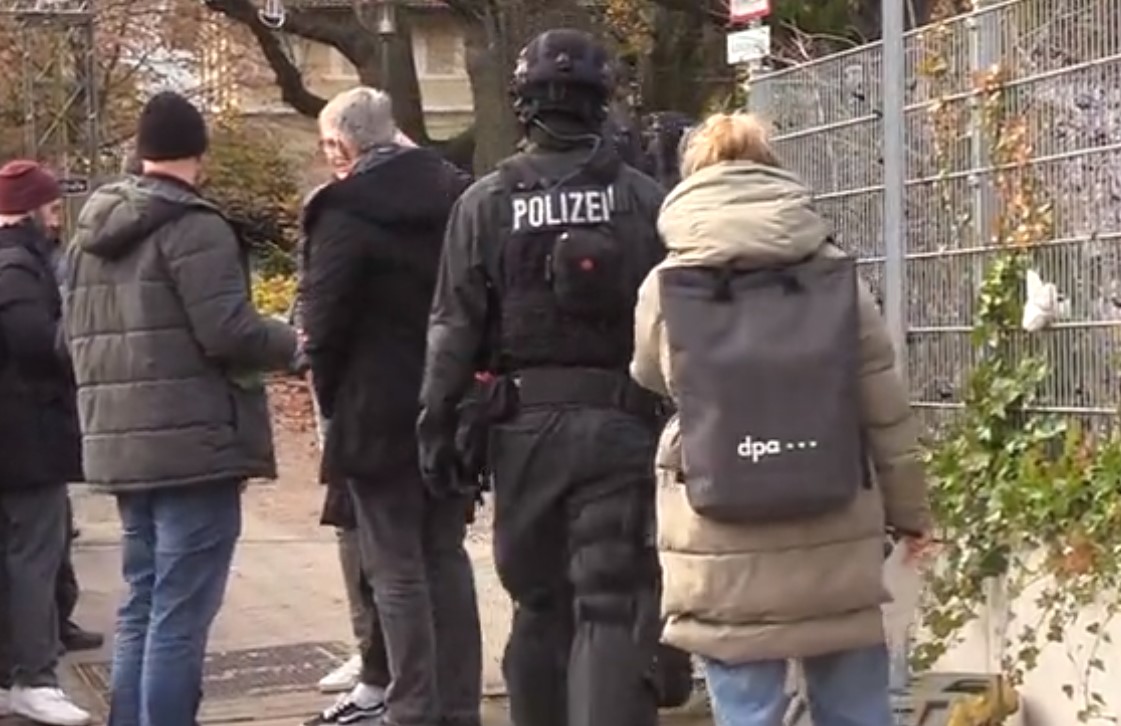 SITUACIJA U NJEMAČKOJ ZATEGNUTA Učenici navodno uzeli nastavnika za taoca (VIDEO)