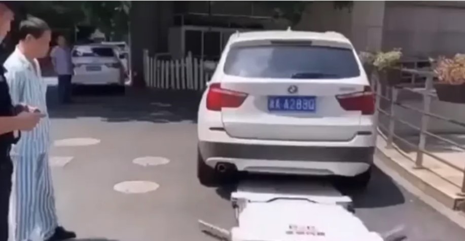 KINEZI UVIJEK OSTAVLJAJU BEZ DAHA INOVACIJAMA "Leteća pauk služba“ nosi nepropisno parkirana vozila (VIDEO)
