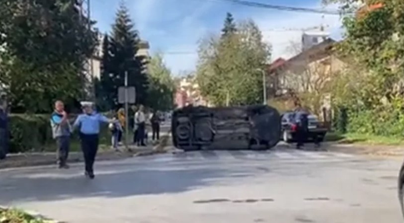 Saobraćajka u Banjaluci: Prevrnuo se automobil (VIDEO)