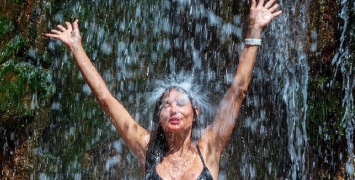 I DANAS ŽARI I PALI Bila je seks-simbol devedesetih, u 61. i dalje zaslužuje tu titulu (FOTO)