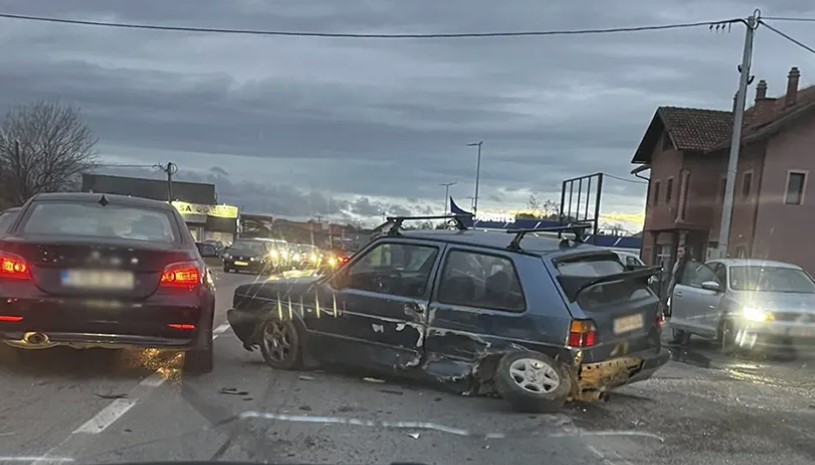TEŠKA SAOBRAĆAJKA NA PUTU BRČKO-BIJELJINA Automobil ostao bez točka od siline udarara