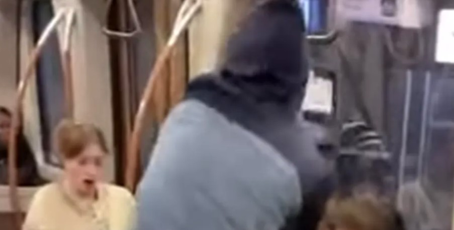 Prosuo kantu izmeta na glavu putnika u javnom prevozu (VIDEO)