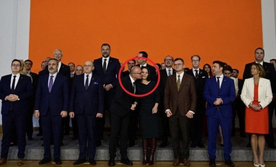 URNEBESAN VIDEO SE ŠIRI MREŽAMA Grlić Radman htio poljubiti njemačku ministarku, a onda je uslijedio fijasko
