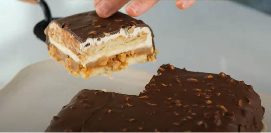 SNIKERS TORTA SA KEKSOM Hrskava glazura sa kikirikijem i neodoljivi karamel sloj