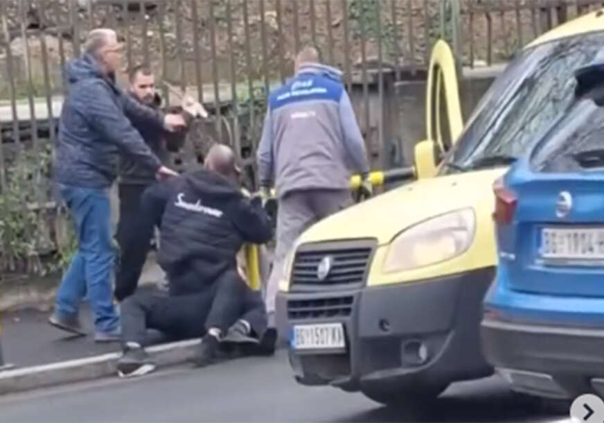 POTUKLI SE NASRED ULICE Saobraćajna svađa prerasla u žestoku tuču palicama i pesnicama (VIDEO)
