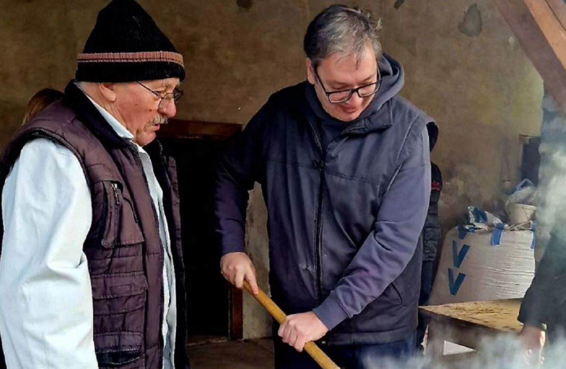 PORODICA JE STUB SRBIJE Vučić pomogao u pravljenju ovogodišnjih čvaraka (FOTO)