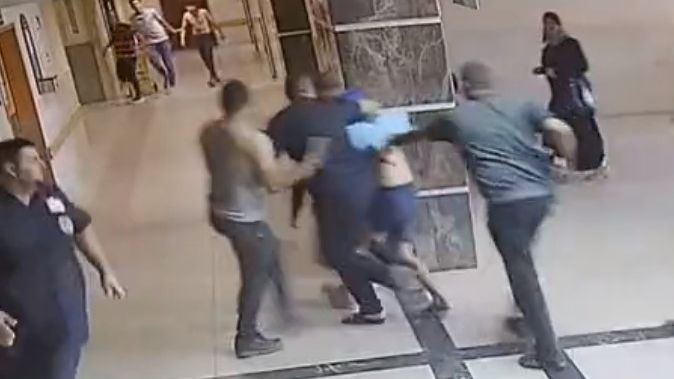 Izraelska vojska objavila snimka za koji tvrde da pokazuje kako Hamas uvodi taoce u bolnicu (VIDEO)