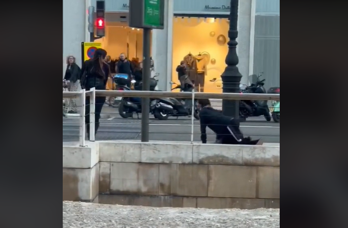 BIZARAN SNIMAK KRUŽI DRUŠTVENIM MREŽAMA Djevojka prošetala mladića na povocu: Njegovo ponašanje šokiralo prolaznike (VIDEO)