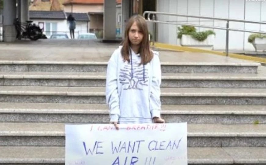 "NE MOGU DA DIŠEM" Upoznajte hrabru djevojčicu Milicu (15) iz Bijeljine koja danima sama na ulici protestuje tražeći jedno
