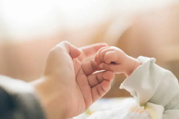 REFLEKS HVATANJA Šta beba želi da vam poruči kada vas uhvati za prst?