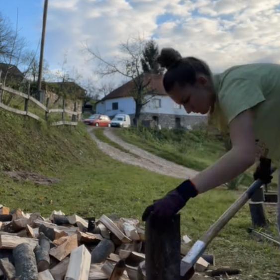 Jovana cijepa drva, vozi traktor i kamion, a njen izgled nikog ne ostavlja ravnodušnim (VIDEO)