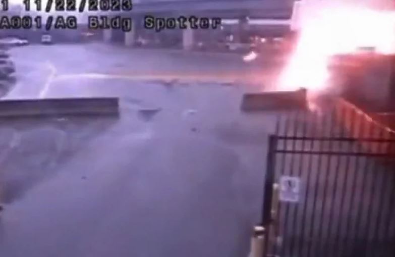 DVIJE OSOBE STRADALE Kamere snimile trenutak eksplozije automobila na granici SAD i Kanade (VIDEO)