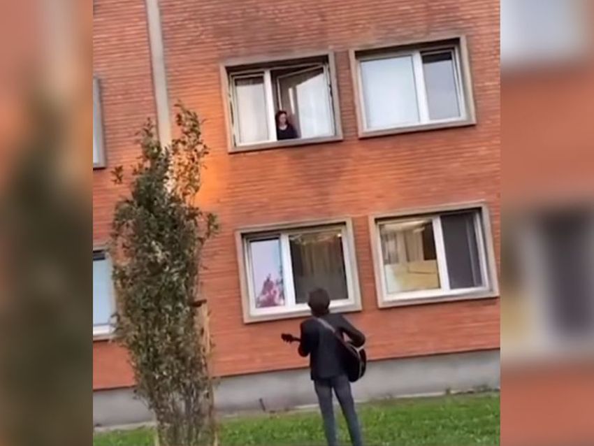 ROMANTIKA JOŠ ŽIVI! Momak djevojci otpjevao serenadu ispod prozora (VIDEO)