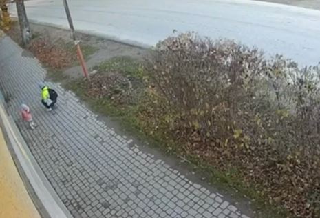 STRAVIČAN SNIMAK LEDI KRV Pijana majka se tetura pa spušta kćerkicu (1) na trotoar, minut kasnije djevojčica istrčava na put pravo pod kamion
