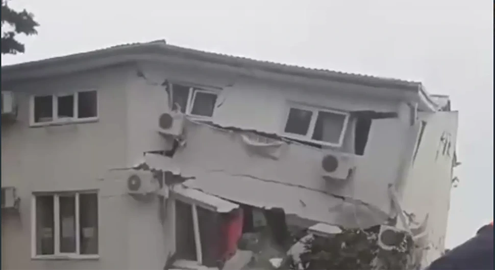 Naišlo strašno nevrijeme: Ogromni talasi prepolovili kuću (VIDEO)