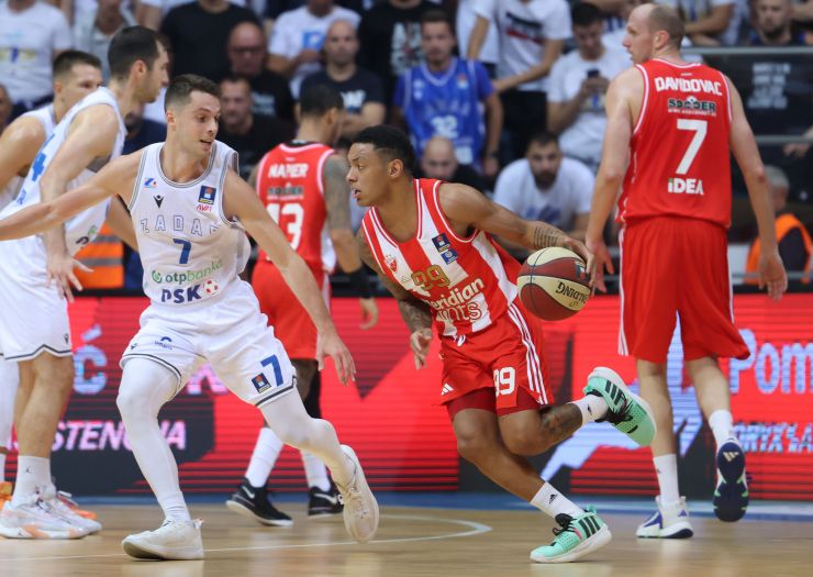 Navijači Zadra tokom meča sa Crvenom zvezdom istakli zastavu NDH