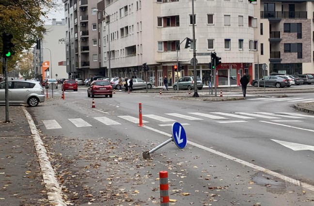 VOZAČI, OPREZ! U jednoj od najprometnijih banjalučkih ulica srušen važan saobraćajni znak, građani zbunjeni jednosmjerno/dvosmjernom ulicom (FOTO)