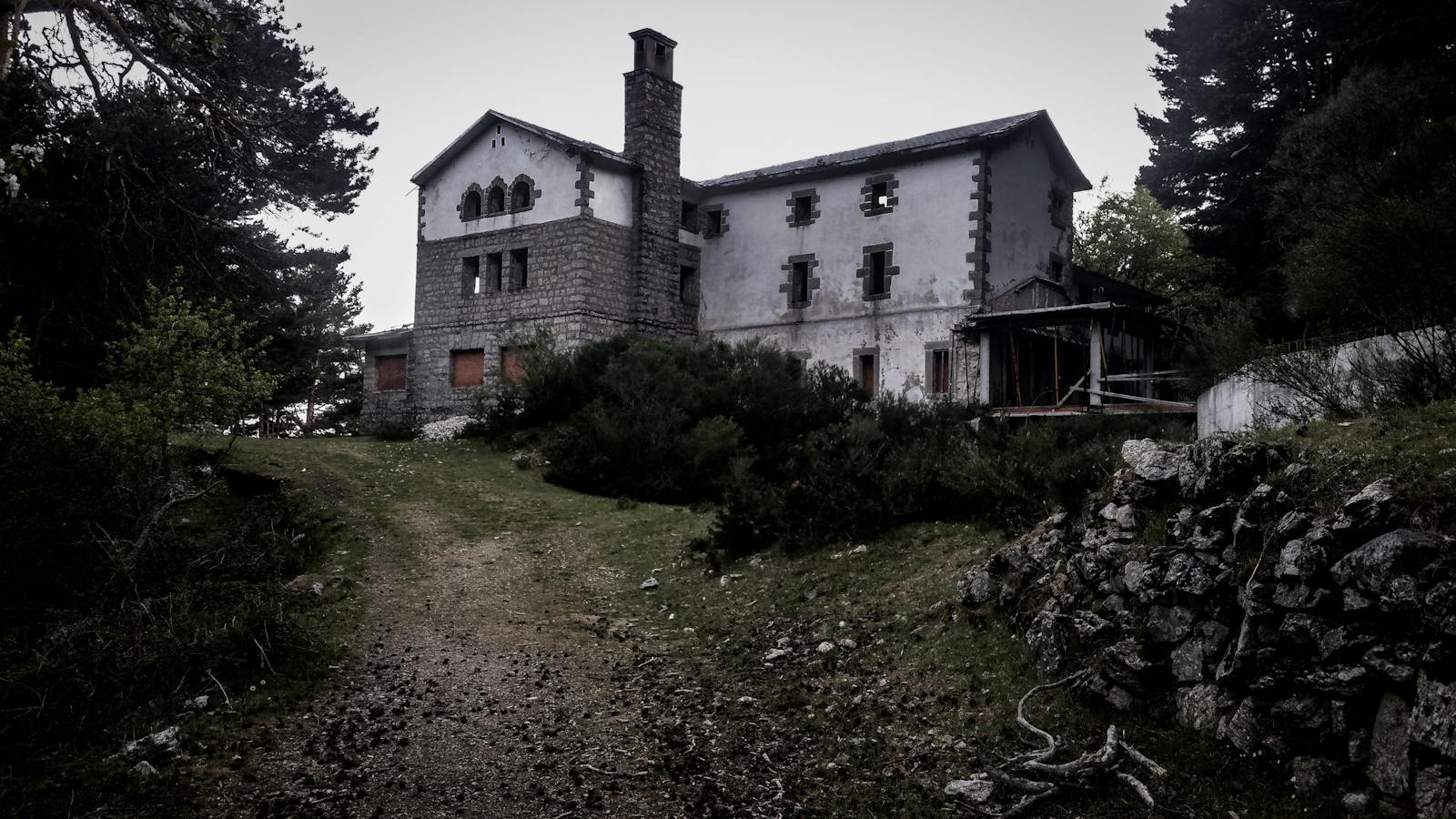 HOROR U PORODIČNOJ KUĆI Čovjek mjesecima živio sa tijelima 2 mrtve sestre, nikome nije javio da su žene preminule