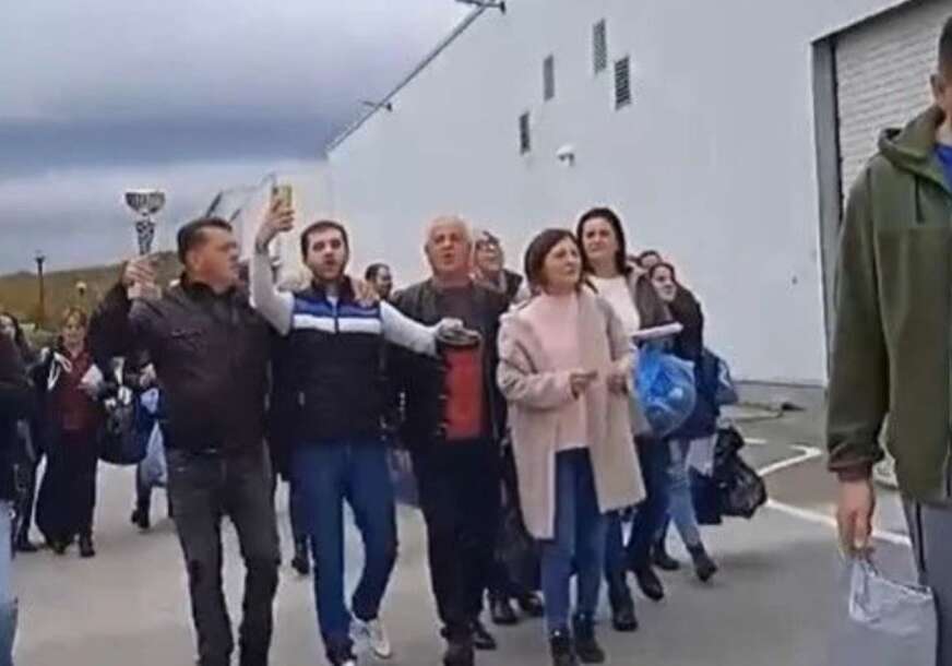 "TUŽNO PLAČEM, KUĆU OSTAVLJAM" Radnici dobili otkaz, pa fabriku napustili pjevajući (VIDEO)