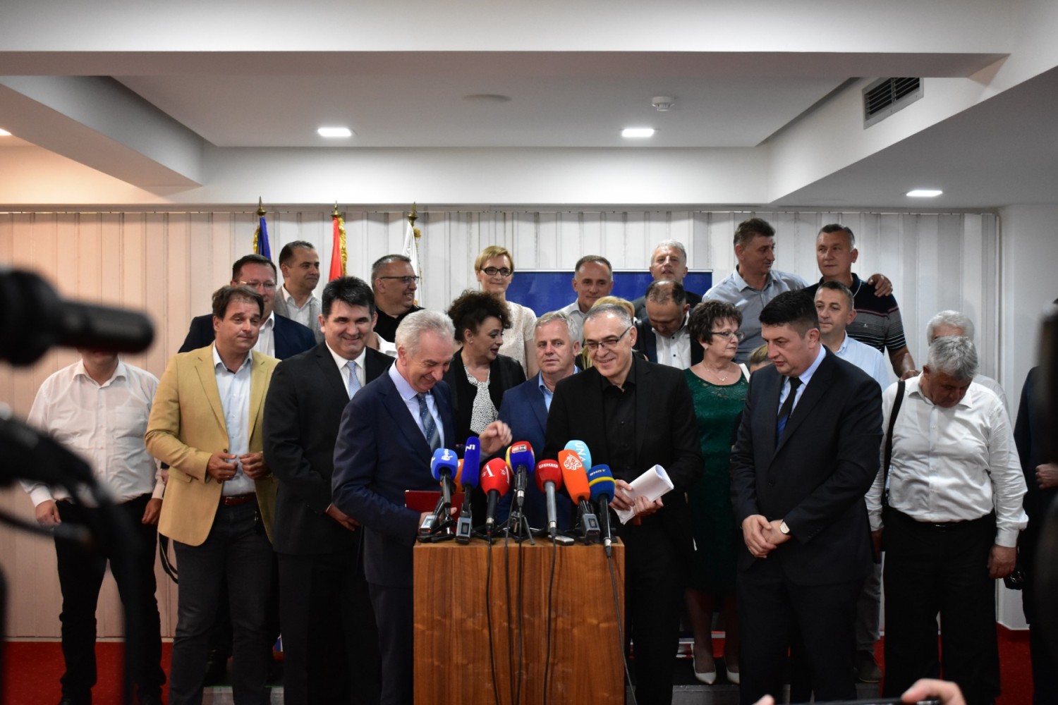 "RAZOČARAVAJUĆE I DEGUTANTNO..." Svi poslanici, delegati i odbornici SDS-a koji dolaze iz Banjaluke napustili stranku