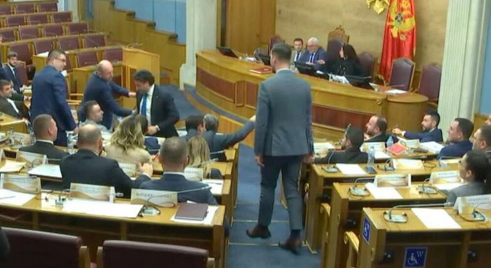 HAOS U SKUPŠTINI CRNE GORE Umalo se potukli Abazović i Zirojević (VIDEO)