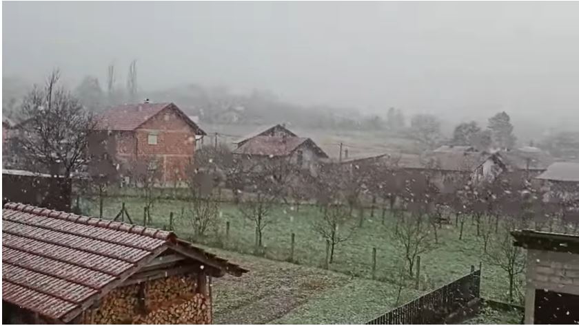 VEJU, VEJU PAHULJE Prvi snijeg u Banjaluci (VIDEO)