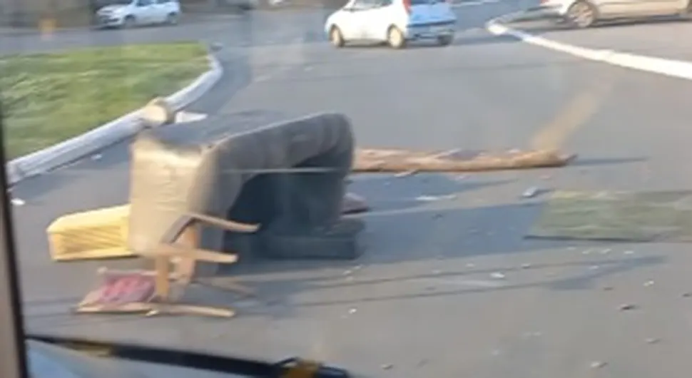 Na put izbacio trosjed i spriječio autobus da prođe, nastao opšti haos (VIDEO)