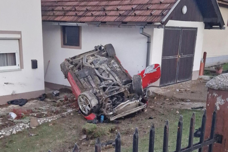 Automobilom uletio u dvorište u Tuzli, ima povrijeđenih