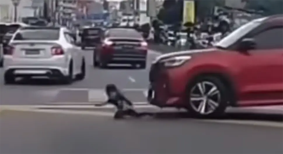 (UZNEMIRUJUĆI SNIMAK) Dijete ispalo iz kola, pa ga udarila dva auta