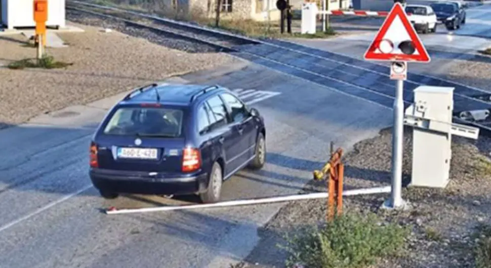 Nesavjesni vozač škodom polomio rampu u Zalužanima, oglasile se Željeznice (VIDEO)