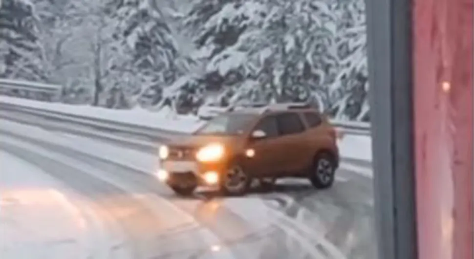 KOLAPS USLJED SNJEŽNIH PADAVINA Auto proklizava i vrti se dok mu druga vozila idu u susret (VIDEO)