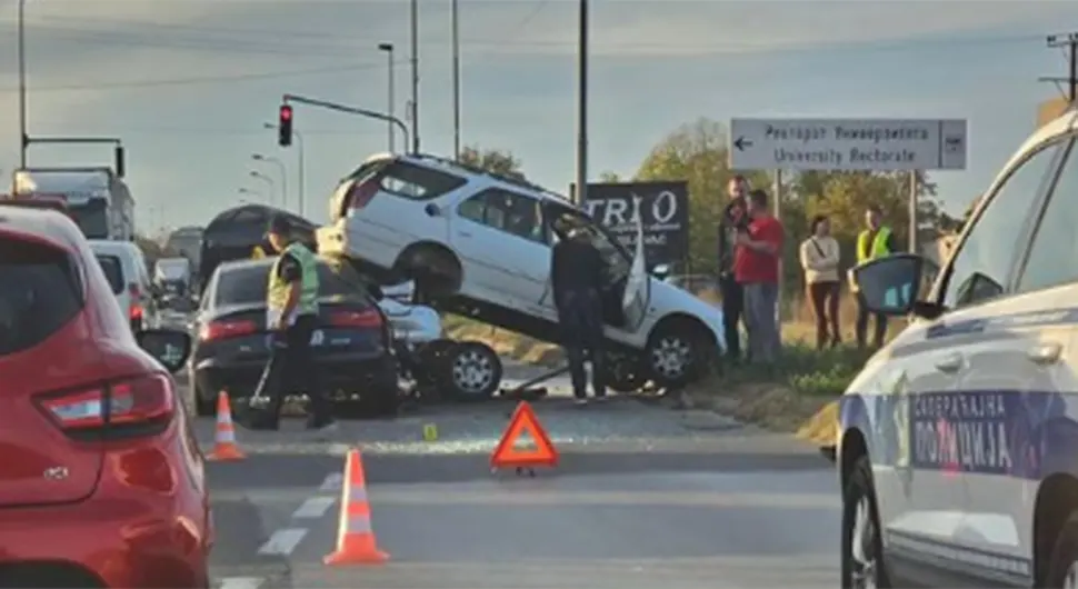 TEŠKA SAOBRAĆAJKA Jedan automobil završio na drugom