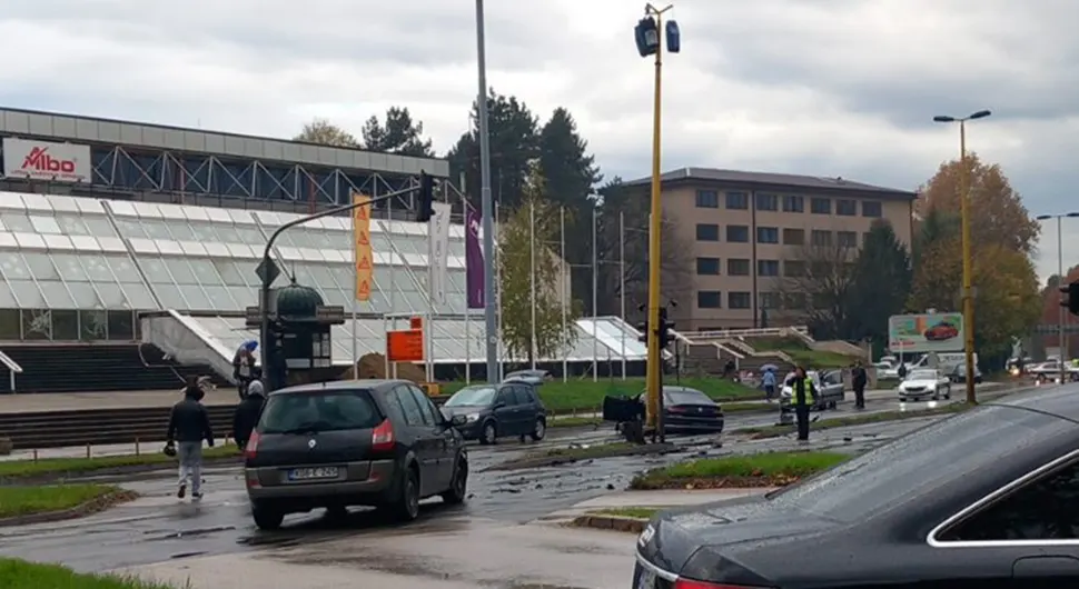 TEŠKA SAOBRAĆAJKA U TUZLI Četiri osobe povrijeđene, dijelovi vozila rasuti po putu