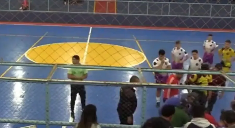 (UZNEMIRUJUĆI VIDEO) Igrač izveo aut, srušio se i preminuo na terenu