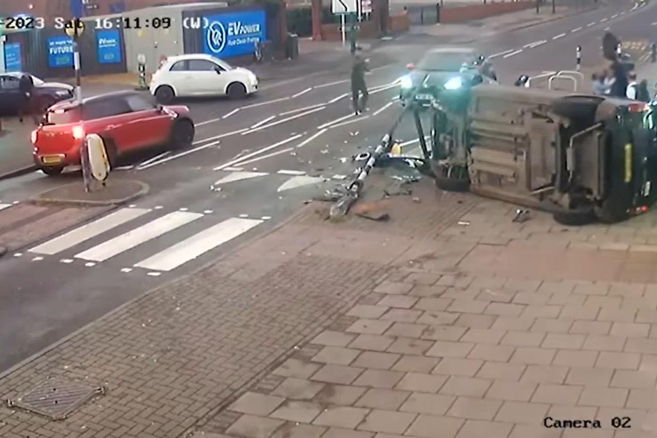 (UZNEMIRUJUĆI VIDEO) Auto naletio na ženu sa djetetom: Pukom srećom preživjeli jezivu nesreću