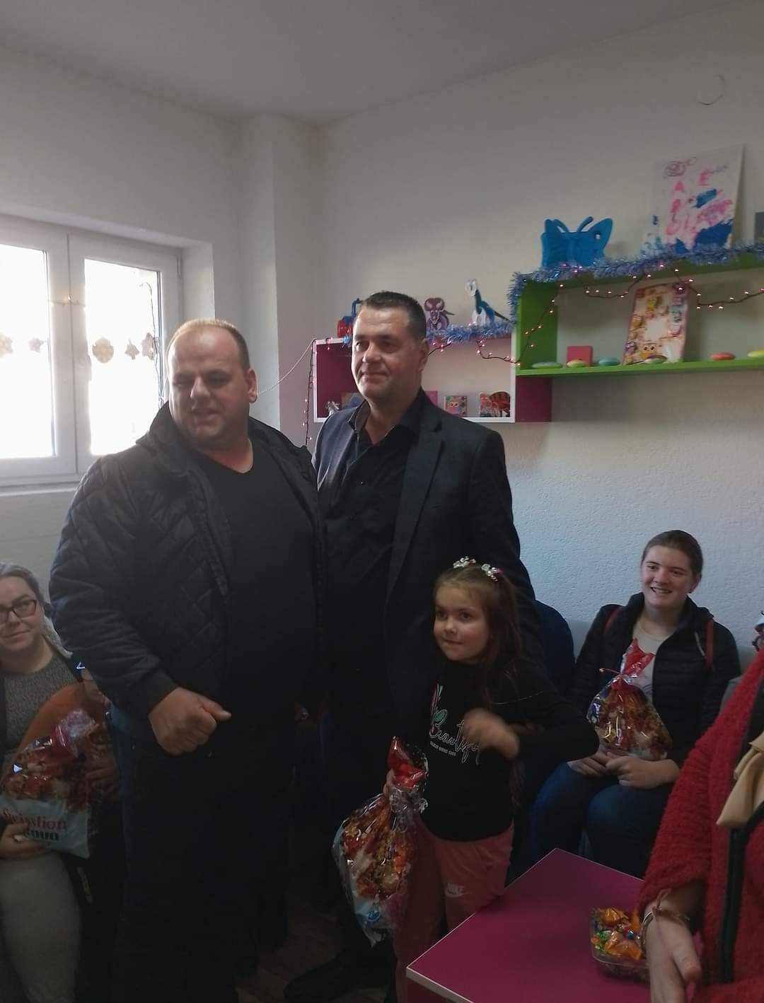 TAKSISTA IZ BANOVIĆA PONOVO ODUŠEVIO REGION Podijeljeno oko 50 paketića za djecu sa poteškoćama u razvoju (FOTO)