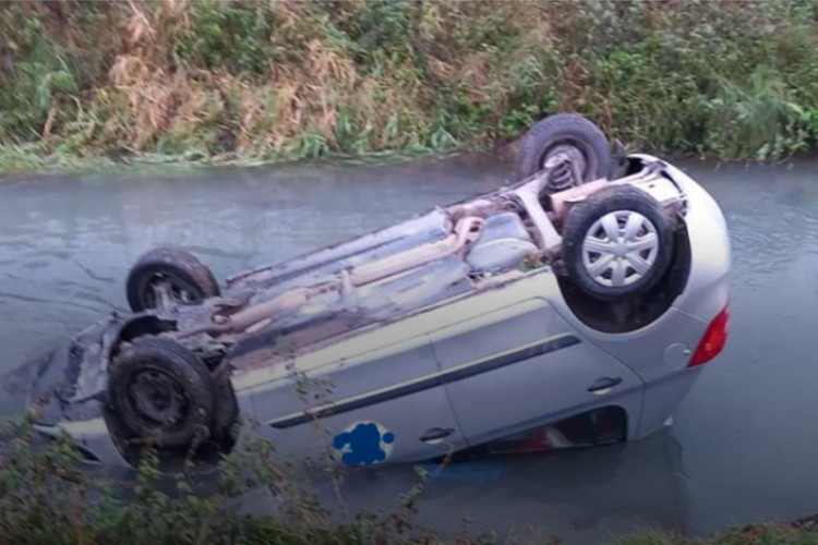 INTERVENISALI I VATROGASCI Auto završio na krovu u kanalu Dašnica kod Bijeljine