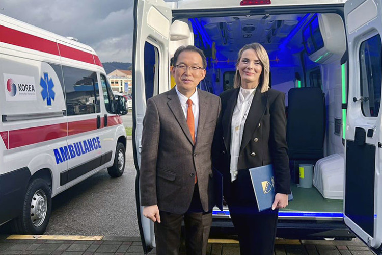Donirana tri ambulantna vozila za zdravstvene ustanove