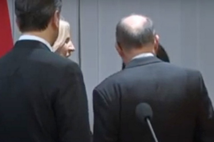 (VIDEO) Pogledajte kako je Sanja Vulić izignorisala Kristijana Šmita: Nije vrijedan da sa mnom dijeli istu prostoriju