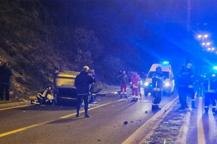 TRAGEDIJA U MOSTARU Od siline udarca ispao iz auta: Vozač podlegao usljed povreda