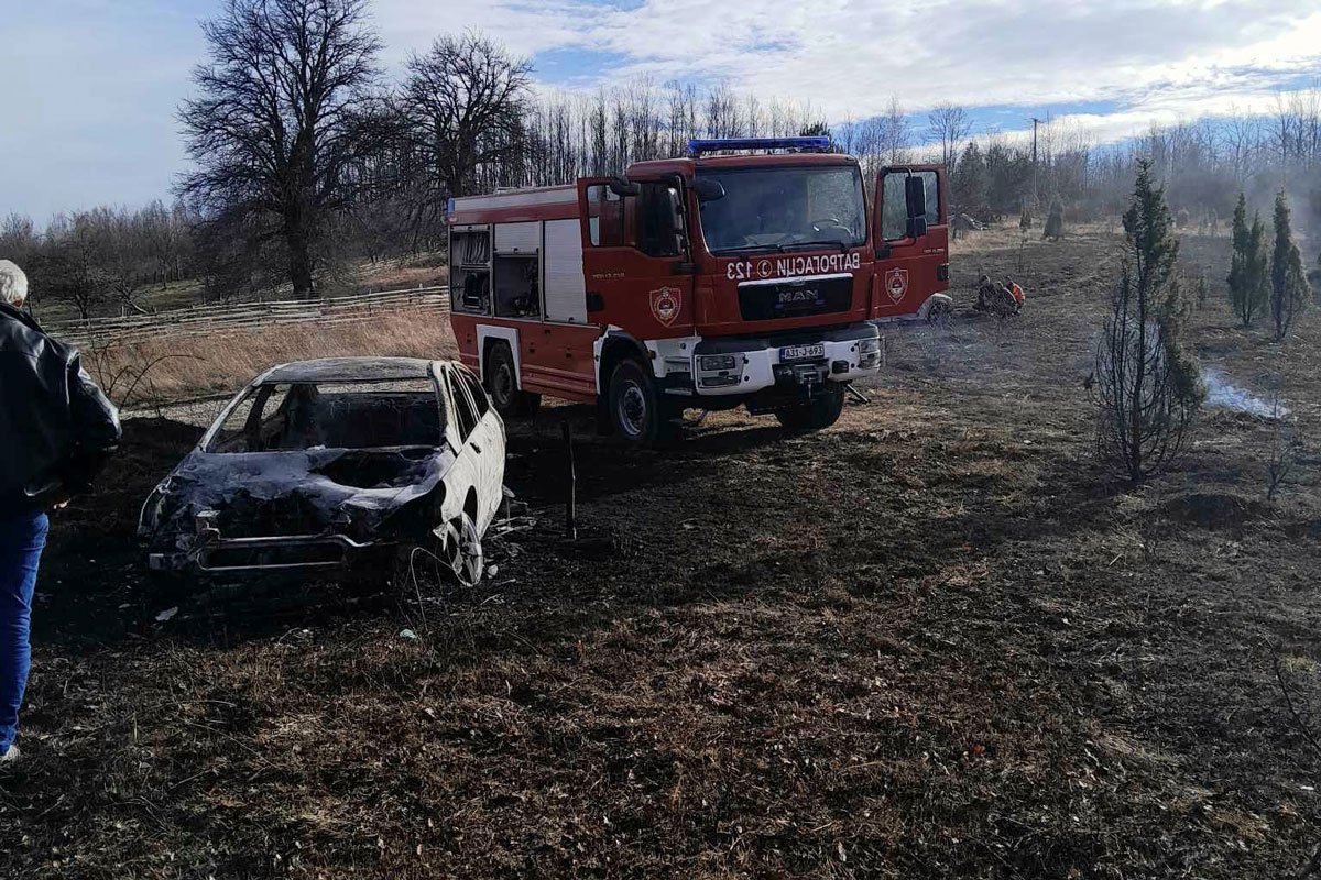 POŽAR KOD MILIĆA Izgorjela dva automobila, vatra se proširila sa suve trave