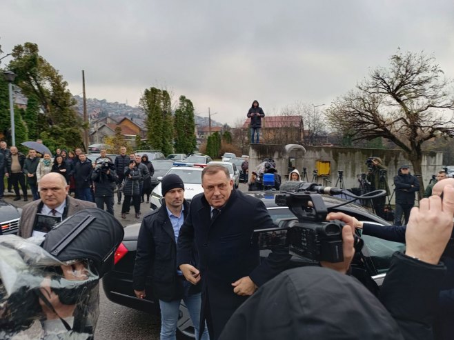 DODIK U SUDNICI DOČEKAN APLAUZOM Ponovo odbio ustati na zahtjev sudije, tražio da se policajci odmaknu od njega (FOTO)