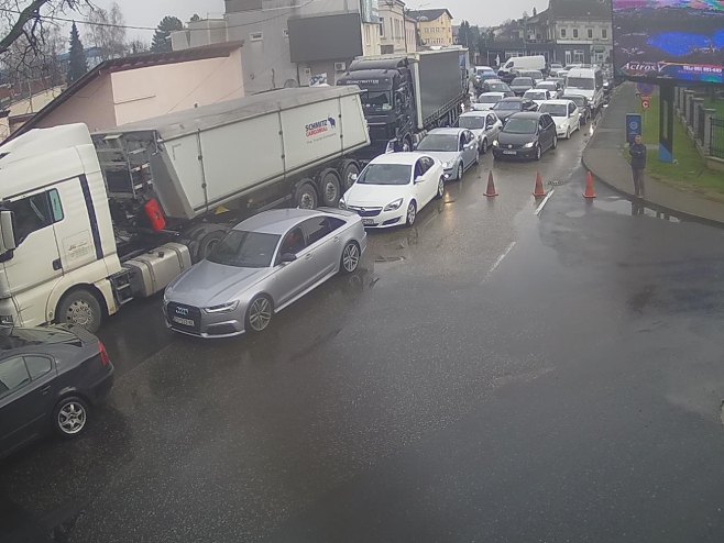 Pojačan saobraćaj na prelazima Gradina, Gradiška i Brod