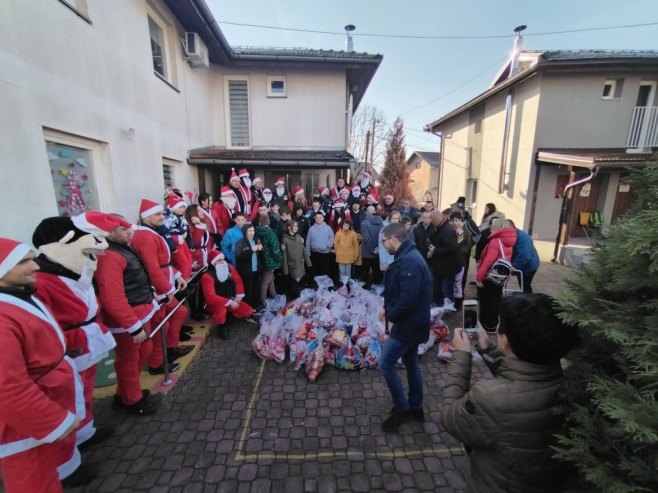 PAKETIĆI ZA VIŠE OD 700 DJECE Bajkeri obradovali banjalučke mališane, korisnike dnevnih centara