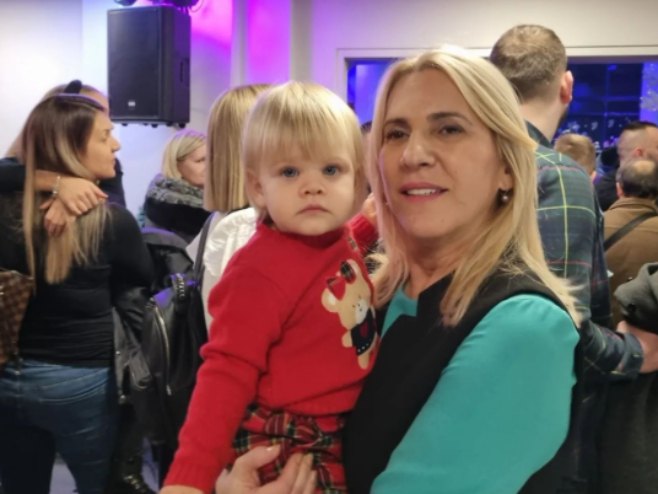 Cvijanovićeva sa unukom na dodjeli paketića (FOTO)