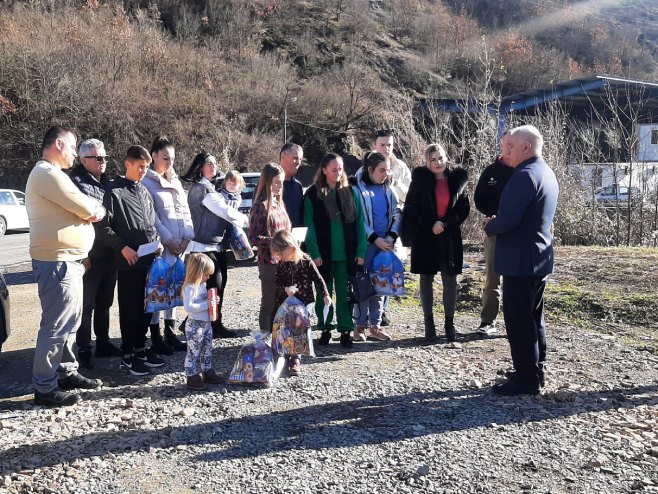 Uručeno sedam stipendija Srpskoj djeci sa Kosova i Metohije 