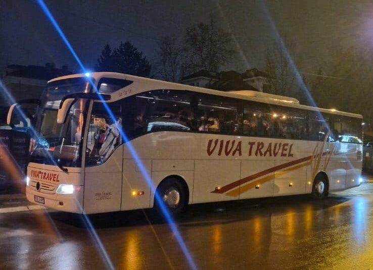 RAZBIJENO STAKLO Pronađen ukradeni autobus u Omarskoj, lopov ga ostavio na livadi (FOTO)