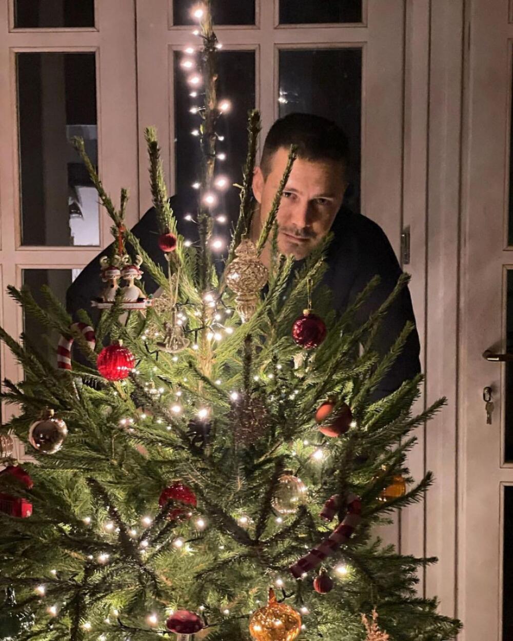 Božanstvene fotografije iz doma Miloša Bikovića: Glumac sa vjerenicom u akciji kićenja jelke (FOTO)